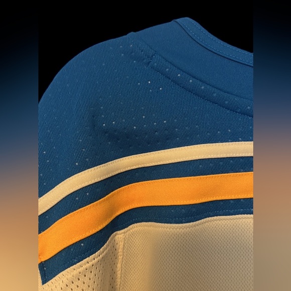 *SOLD* Men’s St. Louis Blues Winter Classic Hockey Jersey - Picture 11 of 14
